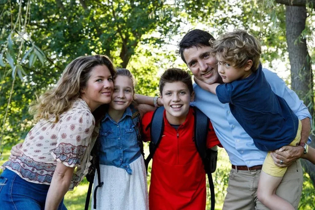 Софі Грегуар Трюдо та Джастін Трюдо з дітьми (фото: instagram.com/sophiegregoiretrudeau)